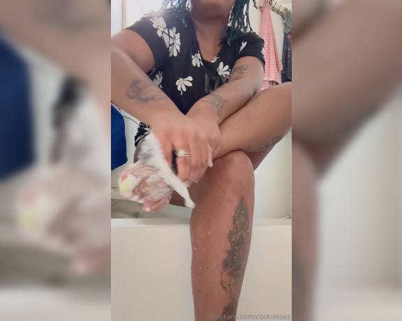 CookieeBaby aka cookietoez - 11-30-2024 OnlyFans Video - Pov Me Wash My Feet After I Drain Your Dick