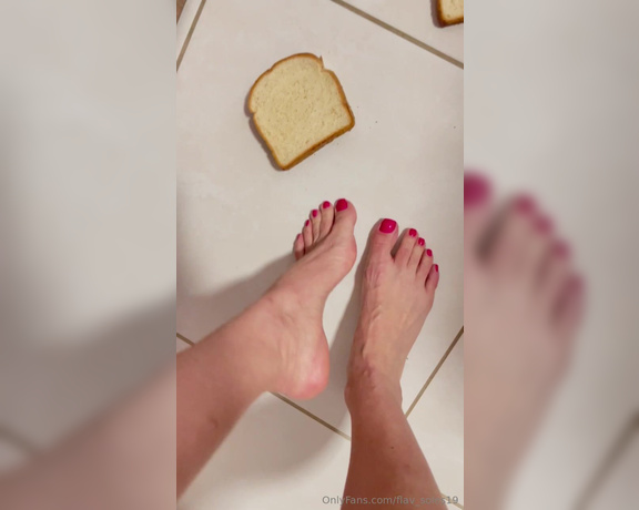 Flavsoles aka flav_soles19 - 10-21-2024 OnlyFans Video - Você comeria esse pão se eu pisasse nele Would you eat this bread if I stepped