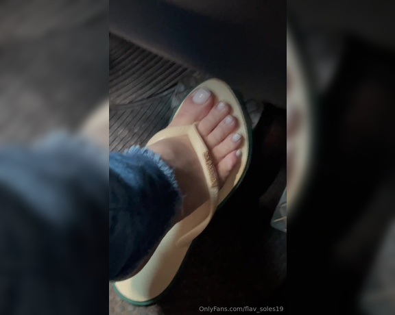 Flavsoles aka flav_soles19 - 11-26-2024 OnlyFans Video - Dirigindo de havaianas e pisando bem gostoso no pedal, imaginando que estou pisando na sua cara