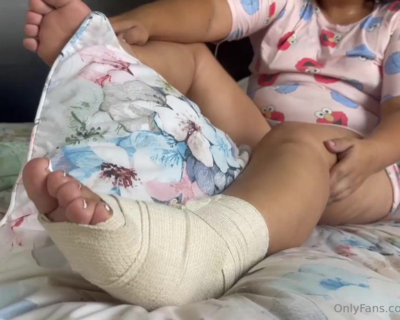 Herafeet91 aka herafeet91 - 08-21-2024 OnlyFans Video - Sprain Feet Buenos días mis niños  última parte de este video, una torcedura de tobillo