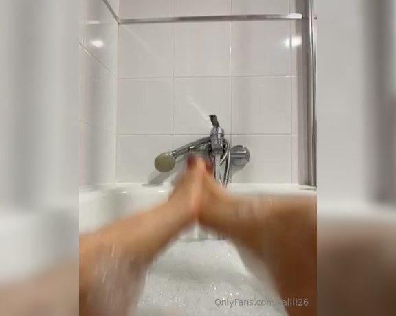 Kaliqueen aka kaliii26 - 09-21-2023 OnlyFans Video - Alguna vez os han hecho un footjob en la bañera