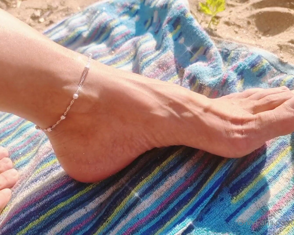 Mistress desideria godiva aka padronagodiva - 08-25-2022 OnlyFans Video - Giochi in spiaggia a 4 piedi debbylove1