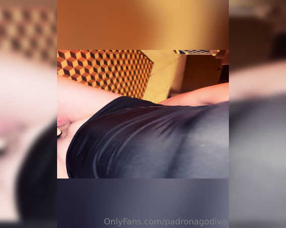 Mistress desideria godiva aka padronagodiva - 03-07-2023 OnlyFans Video - Foot job tacchi  e giochini con piedi