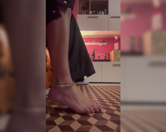 Mistress desideria godiva aka padronagodiva - 04-19-2023 OnlyFans Video - Dopo la palestra l adorazione dei piedi sudati diventa un rito x i segaioli