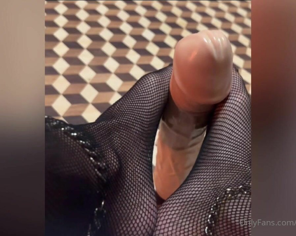 Mistress desideria godiva aka padronagodiva - 05-22-2024 OnlyFans Video - Foot job con un cazzo enorme  Solo x segaioli con il pisellino micro