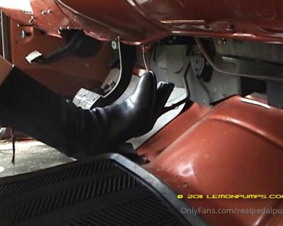 Real Pedal Pumping aka realpedalpumping - 08-26-2022 OnlyFans Video - Another sexy blonde pumping the 350 Chevy in Boots