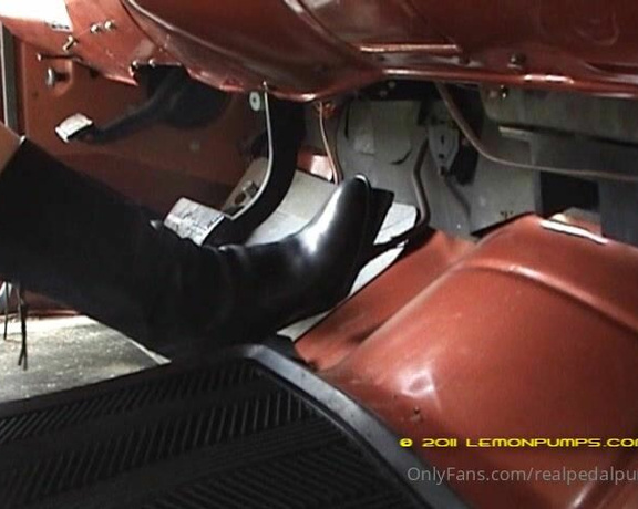 Real Pedal Pumping aka realpedalpumping - 08-26-2022 OnlyFans Video - Another sexy blonde pumping the 350 Chevy in Boots