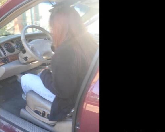 Real Pedal Pumping aka realpedalpumping - 08-30-2022 OnlyFans Video - Her grandmas car has some major mechanical issues_j9ax