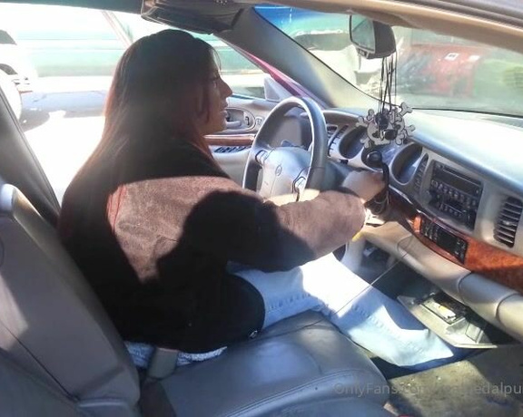 Real Pedal Pumping aka realpedalpumping - 08-30-2022 OnlyFans Video - Her grandmas car has some major mechanical issues_393e