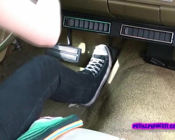 Real Pedal Pumping aka realpedalpumping - 09-01-2022 OnlyFans Video - Hot Ukrainian girl pumps and revs the Plymouth Scamp