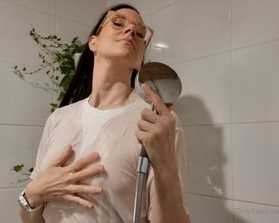 Taija Berryhill aka taijaberryhill - 01-10-2024 OnlyFans Video - It is so cold in Finland, that we go to the shower with our clothes on