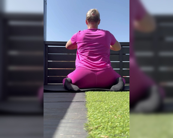 Mrs Larry aka mrs_larry - 04-27-2024 OnlyFans Video - Sport auf dem Balkon, Sonne genießen  Wärst du mein Nachbar würdest du jetzt am Fenster