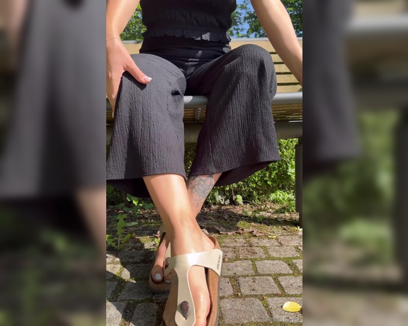 Mrs Larry aka mrs_larry - 06-11-2024 OnlyFans Video - Geile Birkenstock Show, beobachte und genieße es  Great Birkenstock show, watch and enjoy it