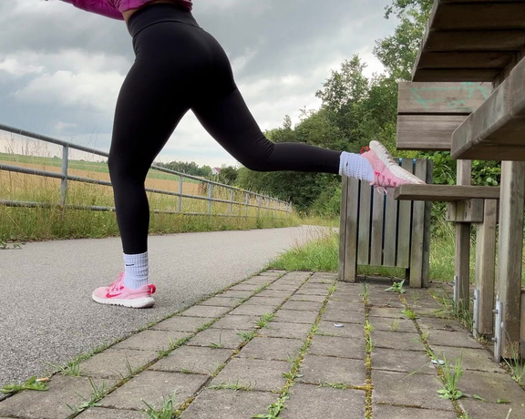 Mrs Larry aka mrs_larry - 07-04-2024 OnlyFans Video - Du darfst mir Outdoor beim Sport zuschauen  You can watch me doing sports outdoors