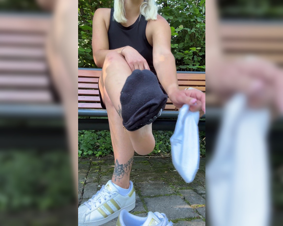 Mrs Larry aka mrs_larry - 07-10-2024 OnlyFans Video - Du willst eine Stop And Go wichsanleitung in der Öffentlichkeit Dann hier hast du sie