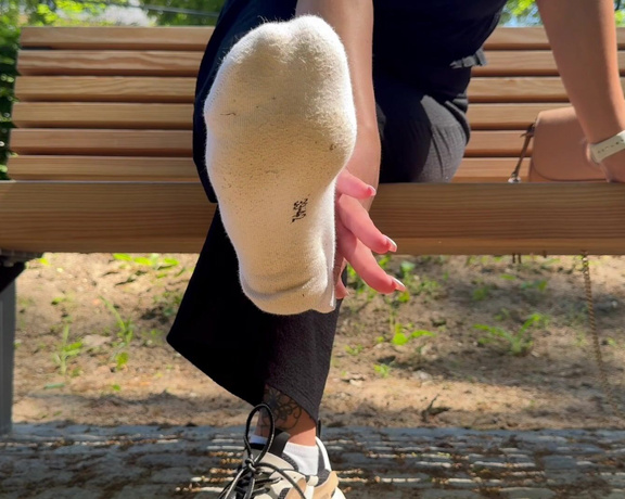 Mrs Larry aka mrs_larry - 05-14-2024 OnlyFans Video - Ein Traum, ich und du im Park  So könnte ein Treffen aussehen, durchschnüffeln von sneaker