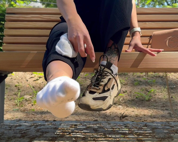 Mrs Larry aka mrs_larry - 05-14-2024 OnlyFans Video - Ein Traum, ich und du im Park  So könnte ein Treffen aussehen, durchschnüffeln von sneaker