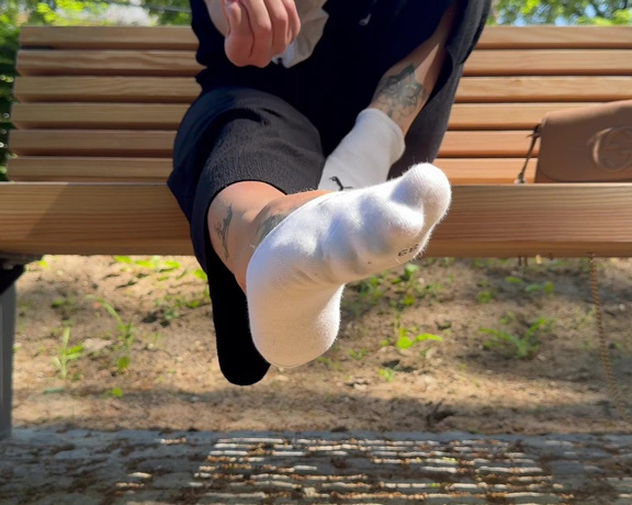 Mrs Larry aka mrs_larry - 05-14-2024 OnlyFans Video - Ein Traum, ich und du im Park  So könnte ein Treffen aussehen, durchschnüffeln von sneaker