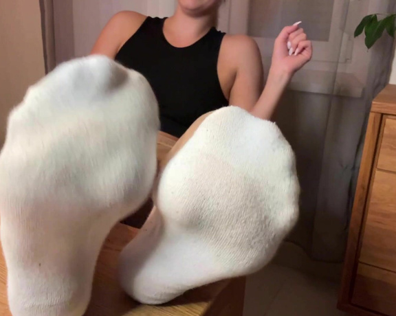 Mrs Larry aka mrs_larry - 10-29-2024 OnlyFans Video - Ich platziere dich vor meinen Tisch damit du den perfekten Blick auf meine verschwitzen Socken und