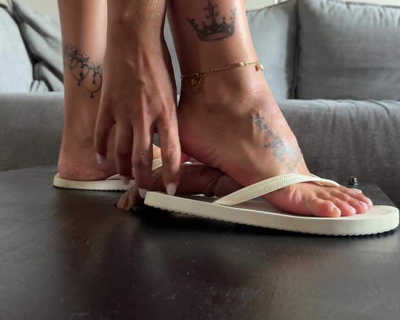 Mrs Larry aka mrs_larry - 08-13-2024 OnlyFans Video - Trampling with flip Flops And Feets