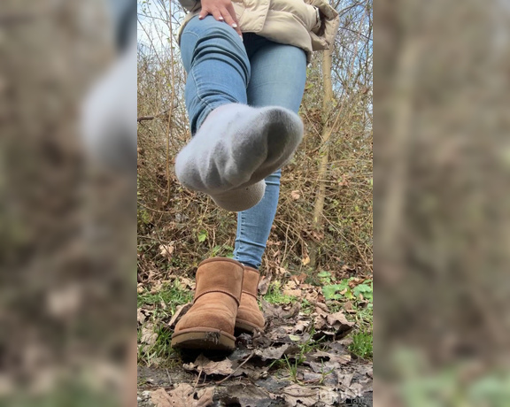 Mrs Larry aka mrs_larry - 12-17-2024 OnlyFans Video - Diese UGG Boots Show macht dich verrückt, schau dir intensiv meine verschwitzen Socken an, meine feuchten