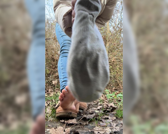 Mrs Larry aka mrs_larry - 12-17-2024 OnlyFans Video - Diese UGG Boots Show macht dich verrückt, schau dir intensiv meine verschwitzen Socken an, meine feuchten