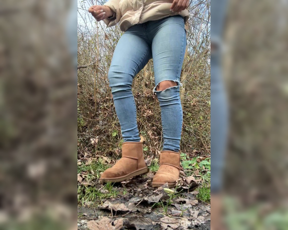 Mrs Larry aka mrs_larry - 12-17-2024 OnlyFans Video - Diese UGG Boots Show macht dich verrückt, schau dir intensiv meine verschwitzen Socken an, meine feuchten