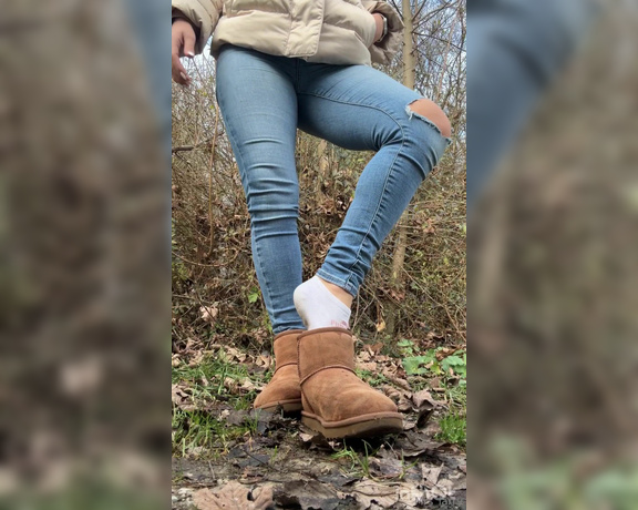 Mrs Larry aka mrs_larry - 12-17-2024 OnlyFans Video - Diese UGG Boots Show macht dich verrückt, schau dir intensiv meine verschwitzen Socken an, meine feuchten