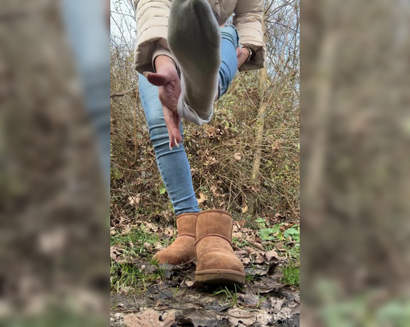 Mrs Larry aka mrs_larry - 12-17-2024 OnlyFans Video - Diese UGG Boots Show macht dich verrückt, schau dir intensiv meine verschwitzen Socken an, meine feuchten