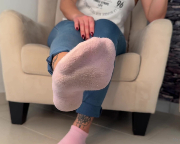 Mrs Larry aka mrs_larry - 11-05-2024 OnlyFans Video - Sockenupdate mit meinen rosa Puma Socken  dabei darfst du wichsen, meiner Stimme zu hören und