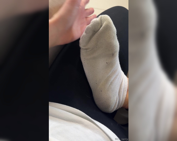 Mrs Larry aka mrs_larry - 11-28-2024 OnlyFans Video - Sockenupdate mit meinen weißen Puma Socken, geile Nahaufnahme, dabei hörst du meiner Stimme zu und wirst