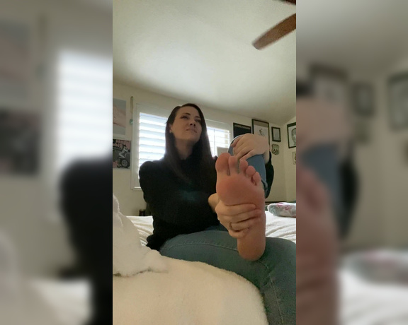 KIki Kitsune aka kiki_kitsune - 12-22-2020 OnlyFans Video - Little foot tease custom