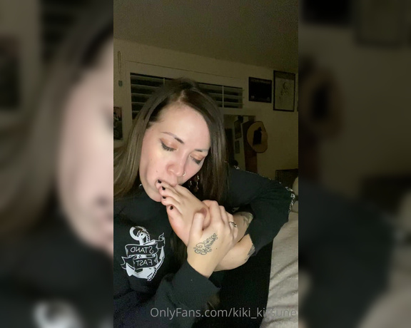 KIki Kitsune aka kiki_kitsune - 01-23-2021 OnlyFans Video - Custom I did Awhile ago Worshiping my Smelly feet, while I tell You how to jerk