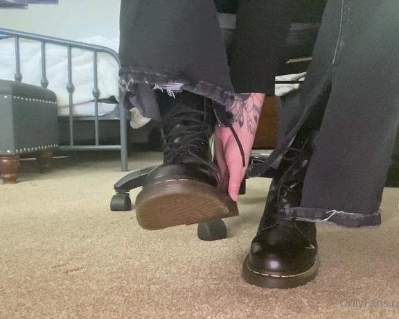 KIki Kitsune aka kiki_kitsune - 02-09-2022 OnlyFans Video - Stinky feet under desk POV