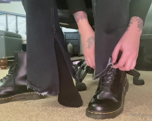 KIki Kitsune aka kiki_kitsune - 02-09-2022 OnlyFans Video - Stinky feet under desk POV