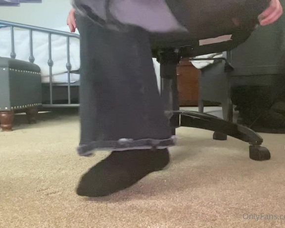 KIki Kitsune aka kiki_kitsune - 02-09-2022 OnlyFans Video - Stinky feet under desk POV