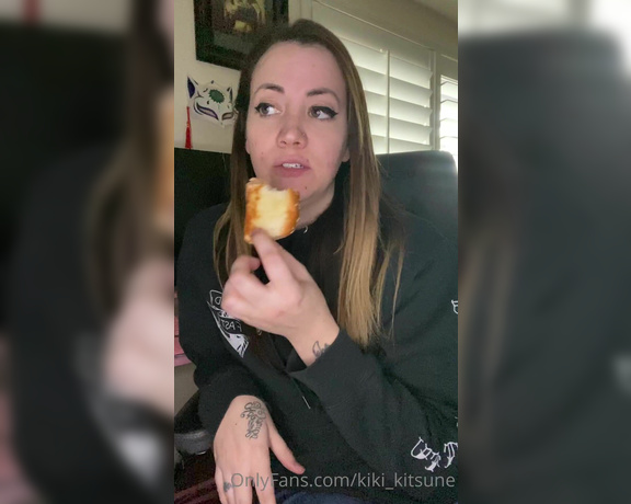 KIki Kitsune aka kiki_kitsune - 03-10-2022 OnlyFans Video - Just me eating chicken and talking  Ive been asked to do more eating videos, but