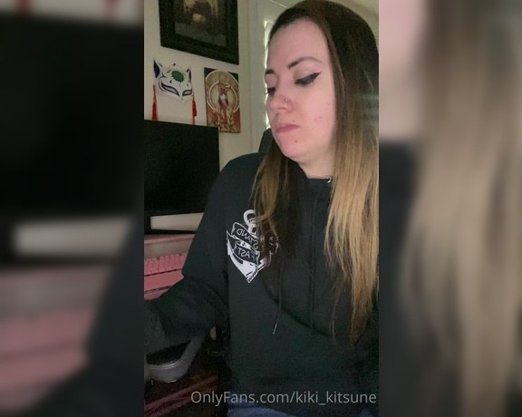 KIki Kitsune aka kiki_kitsune - 03-10-2022 OnlyFans Video - Just me eating chicken and talking  Ive been asked to do more eating videos, but