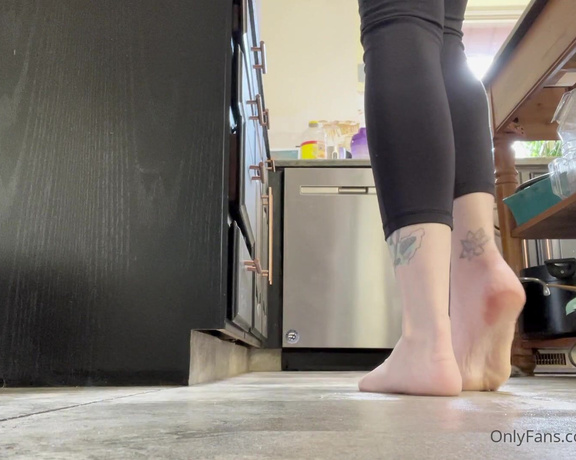 KIki Kitsune aka kiki_kitsune - 11-10-2022 OnlyFans Video - I love The way my feet look when I push The spinner