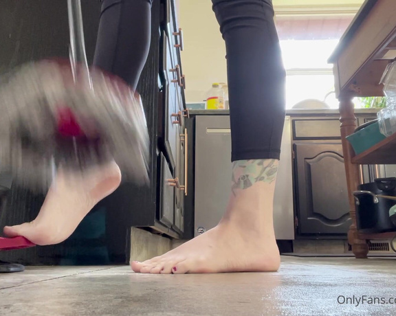 KIki Kitsune aka kiki_kitsune - 11-10-2022 OnlyFans Video - I love The way my feet look when I push The spinner