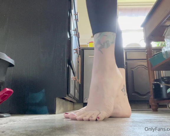 KIki Kitsune aka kiki_kitsune - 11-10-2022 OnlyFans Video - I love The way my feet look when I push The spinner