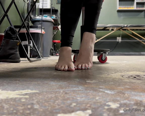 KIki Kitsune aka kiki_kitsune - 01-14-2023 OnlyFans Video - Snuck a little barefoot action while working