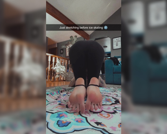 KIki Kitsune aka kiki_kitsune - 02-02-2024 OnlyFans Video - Just a little stretching before I go skating