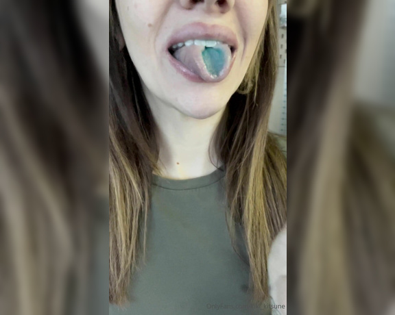 KIki Kitsune aka kiki_kitsune - 04-14-2024 OnlyFans Video - I always shy away from vore or eating content, but here is a little bit