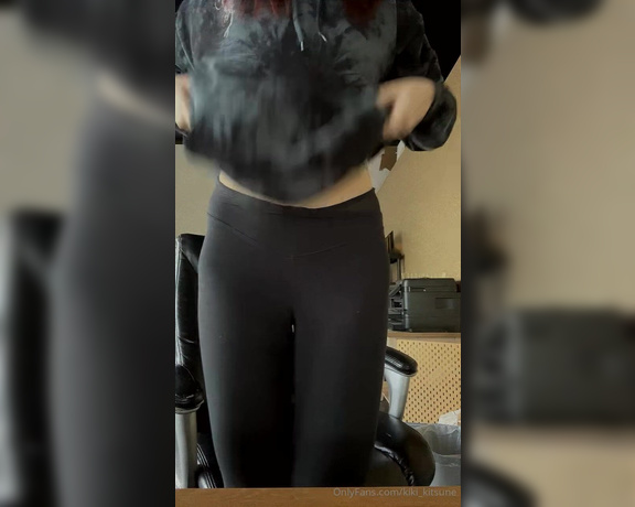 KIki Kitsune aka kiki_kitsune - 05-08-2024 OnlyFans Video - Sitting here waiting for a client at work, and I remembered its hump dayyyyyy