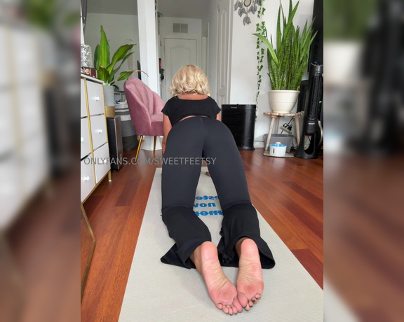 Sweetfeetsy aka sweetfeetsy - 09-25-2024 OnlyFans Video - I love a good pair of yoga pants to stretch in