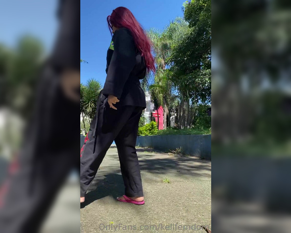 Erika Keylla aka kellfemdom - 04-26-2023 OnlyFans Video - stretching and seducing everyone in the park with my little karateka feet