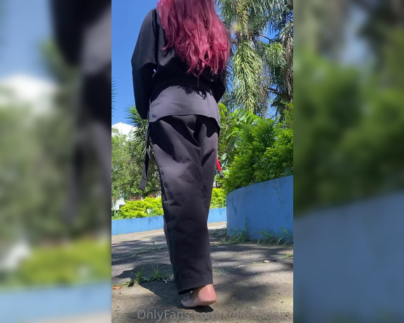 Erika Keylla aka kellfemdom - 04-26-2023 OnlyFans Video - stretching and seducing everyone in the park with my little karateka feet