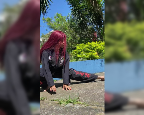 Erika Keylla aka kellfemdom - 04-26-2023 OnlyFans Video - stretching and seducing everyone in the park with my little karateka feet