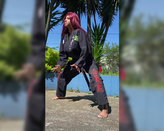 Erika Keylla aka kellfemdom - 04-26-2023 OnlyFans Video - stretching and seducing everyone in the park with my little karateka feet